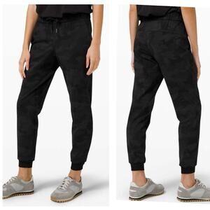 Lululemon On the Fly Jogger 28" Luxtreme Camo Deep Coal Black Gray Size 2 NEW